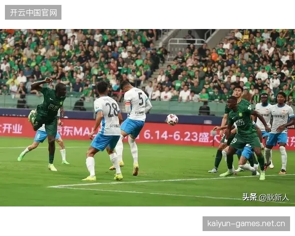 青岛西海岸底线传中造成禁区极大混乱